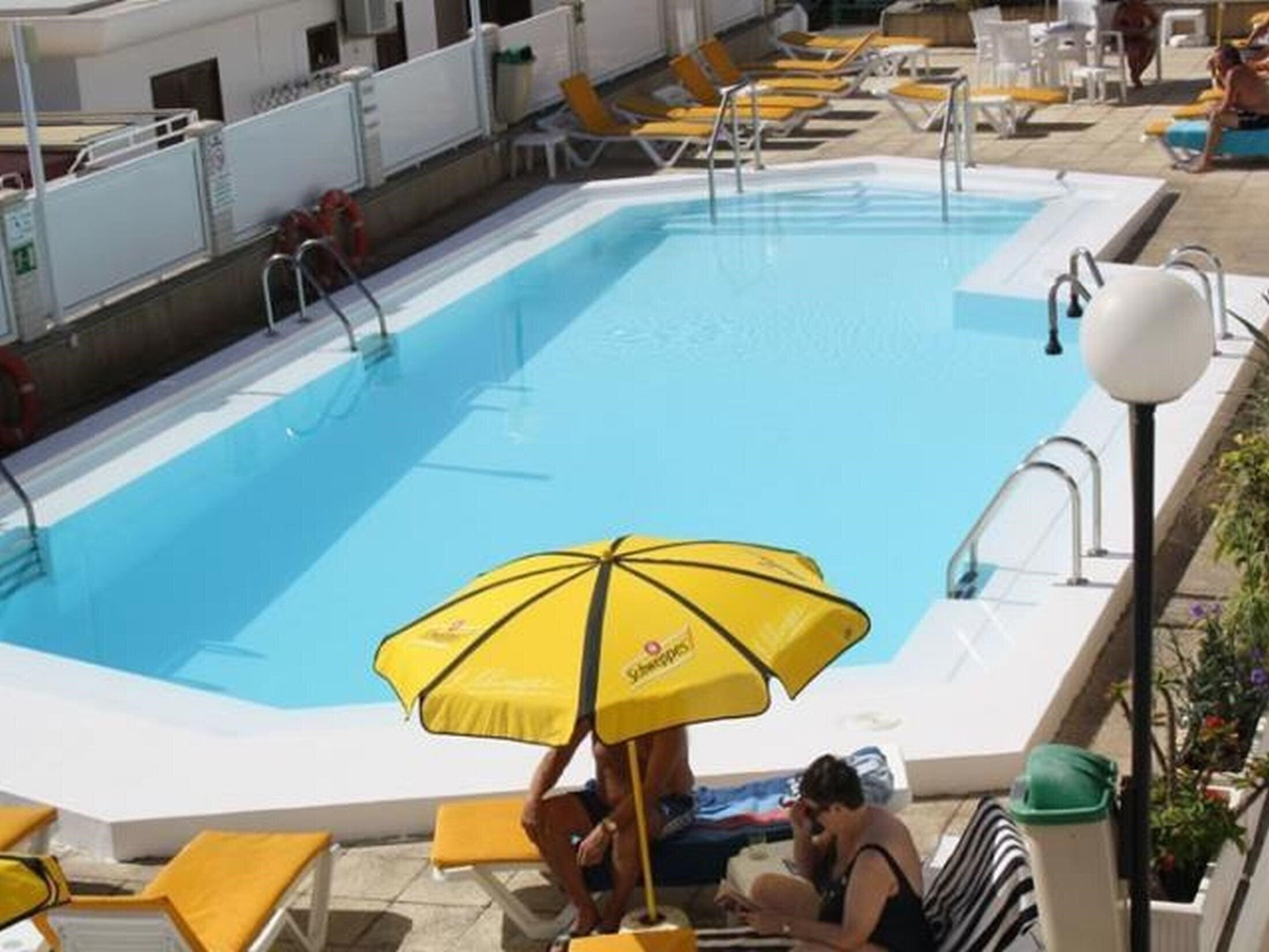 Готель Mozart Apartamentos 2*